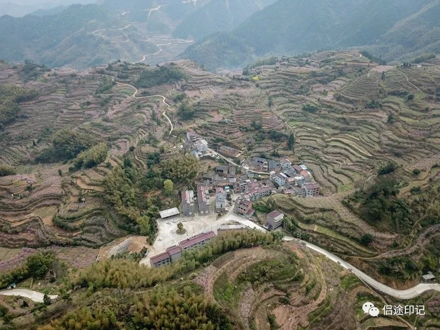 岭头自然村地处浙闵交界,位居山岭之巅,故称岭头.