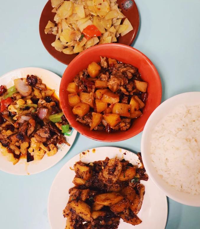 "一边又给扣了一勺菜真的非常暖心~食堂,川师必游景点之一十几年不