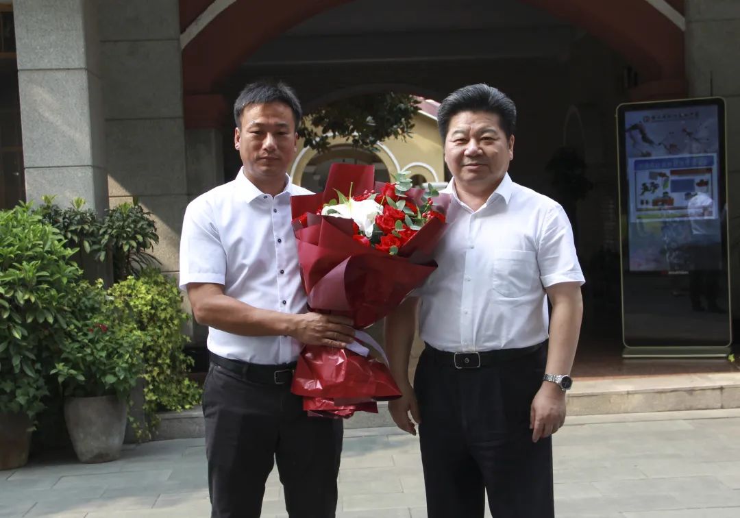 走访看望了杭州高级中学钱塘学校副校长张跃武盟员和学军中学校长助理