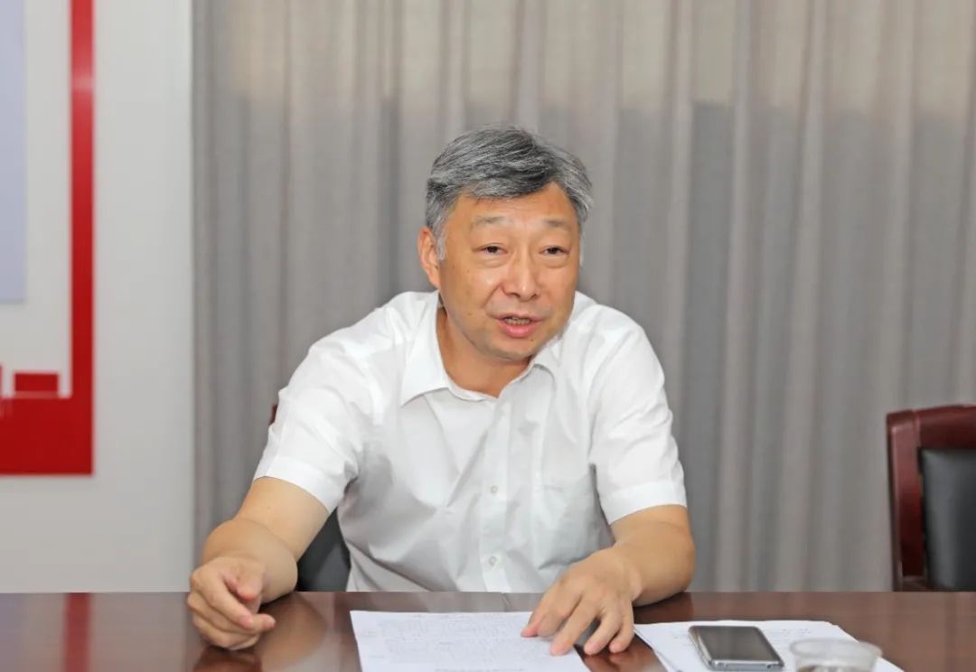 李文庆在李向东,李伦华陪同下走进会议室,与大家分享在北京接受表彰的