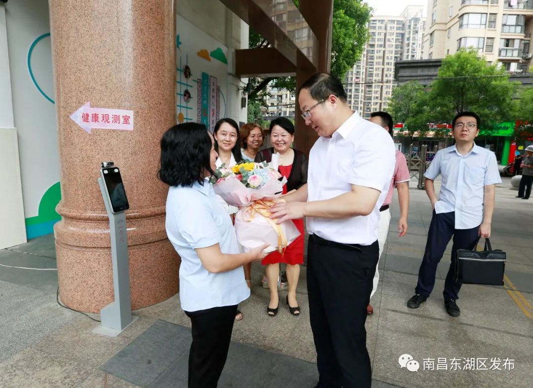 刘闯开展教师节走访慰问活动