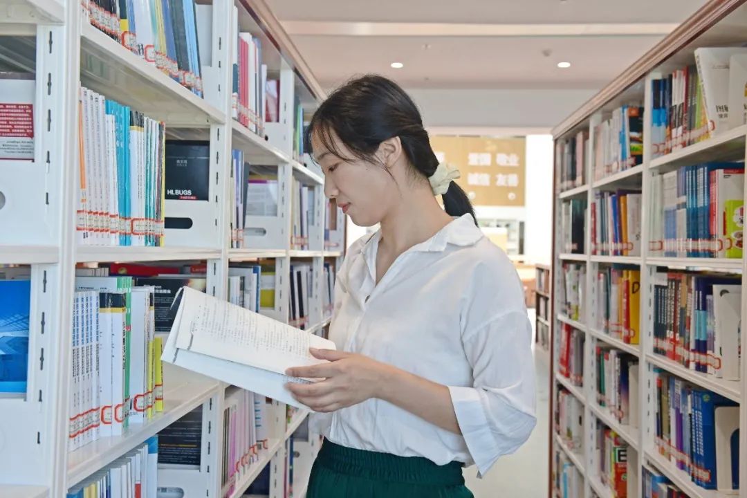 认真读一本书随着图书馆工作人员的介绍讲解,法院干警先后参观了廉政