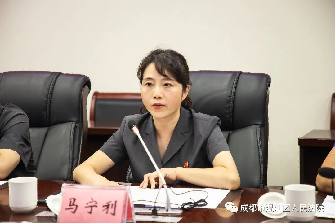 9月7日,区人大常委会主任万雪梅一行到温江法院就诉