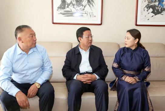 锡林郭勒盟蒙古族中学教师额尔登孟克先后获得全国模范教师和自治区