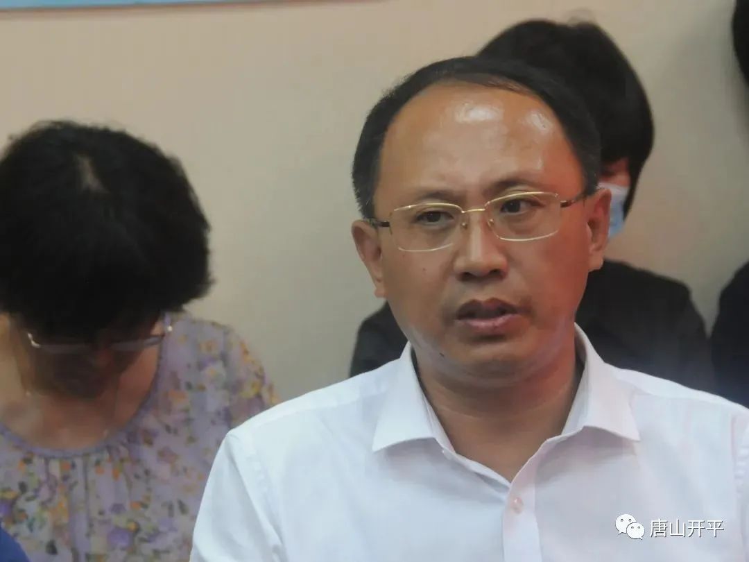 区委书记张永新出席会议并讲话,向全区广大教师和教育工作者致以节日