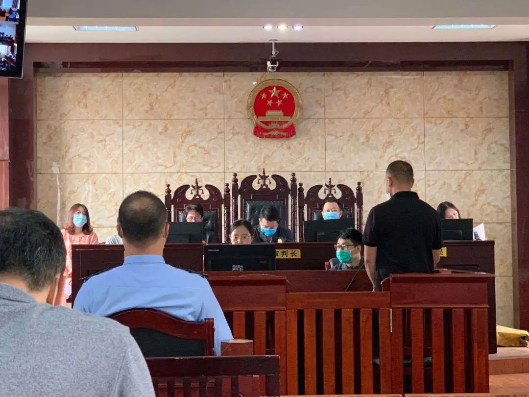 重拳出击决胜扫黑除恶收官之年宽甸法院公开开庭审理王某参加黑社会