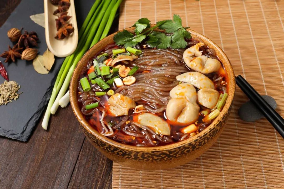 逛东门市井别忘了整一碗肥肠粉