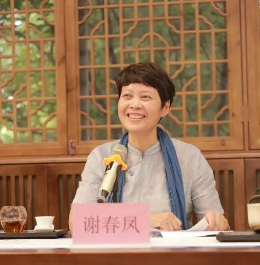 座谈会上,陈音作了"尊师重教,爱与责任"主题发言,从教师尊严,职业道德