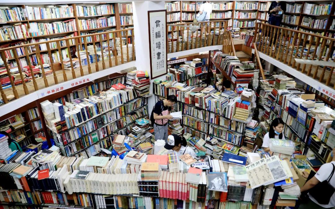 这年头竟然还有书店靠卖书赚钱