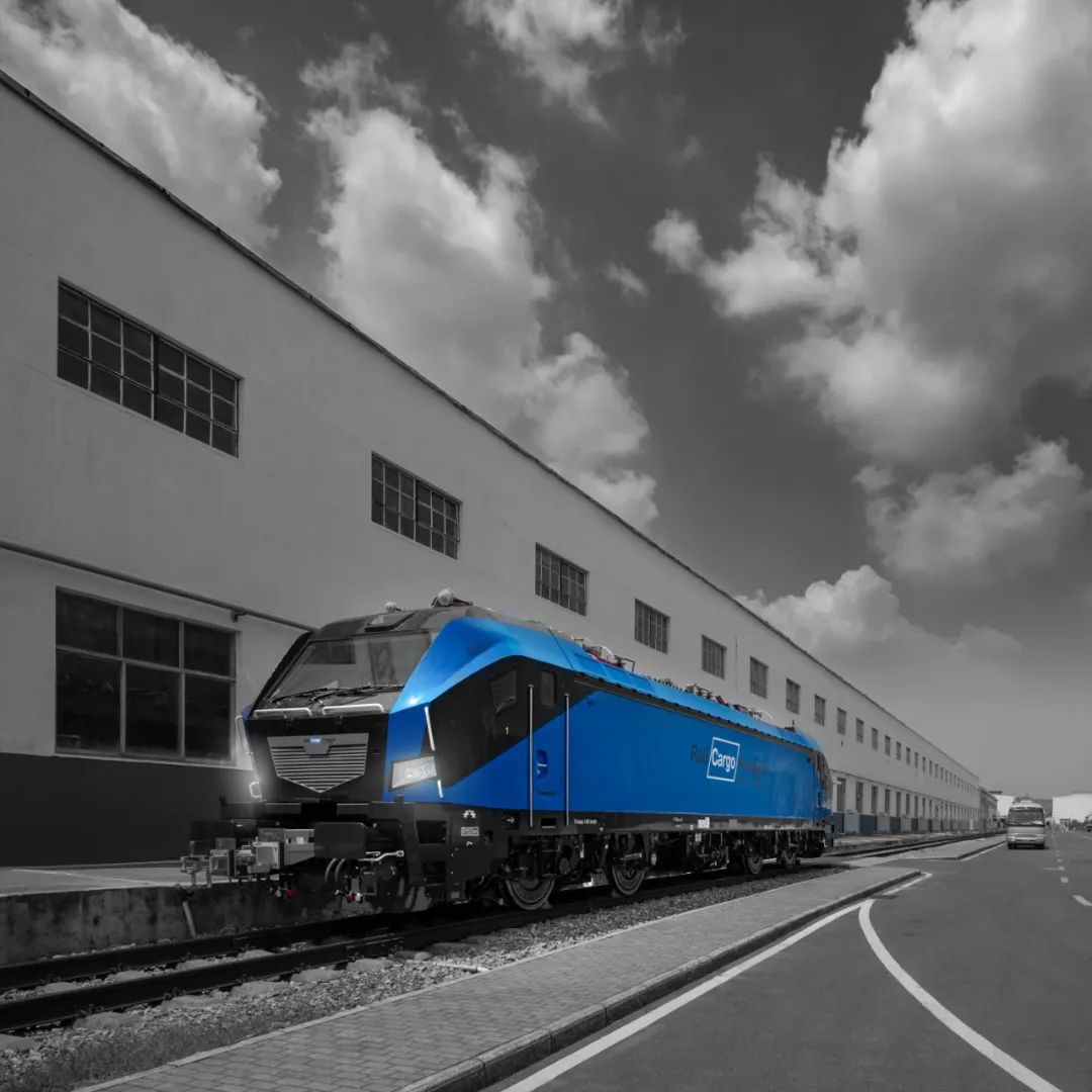 野牛西游中国出口欧洲多流制电力机车下线