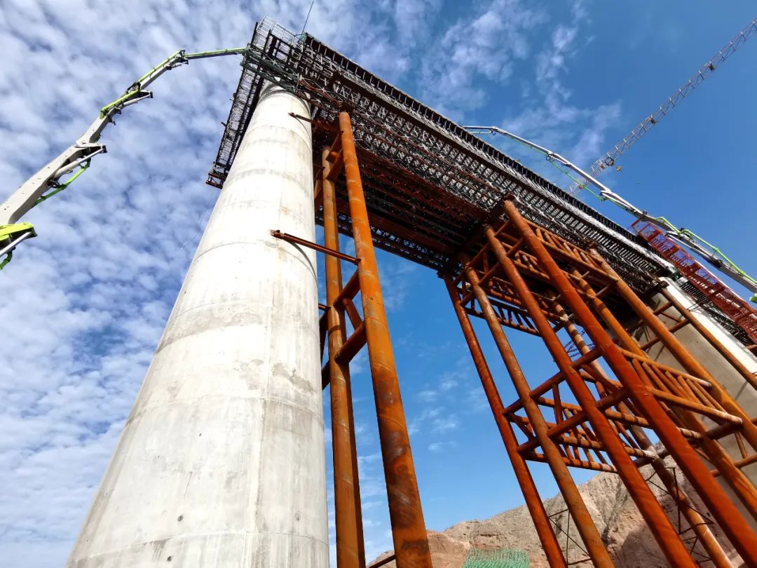 跨越白家窨子文物保护区中兰客专新墩连续梁完工