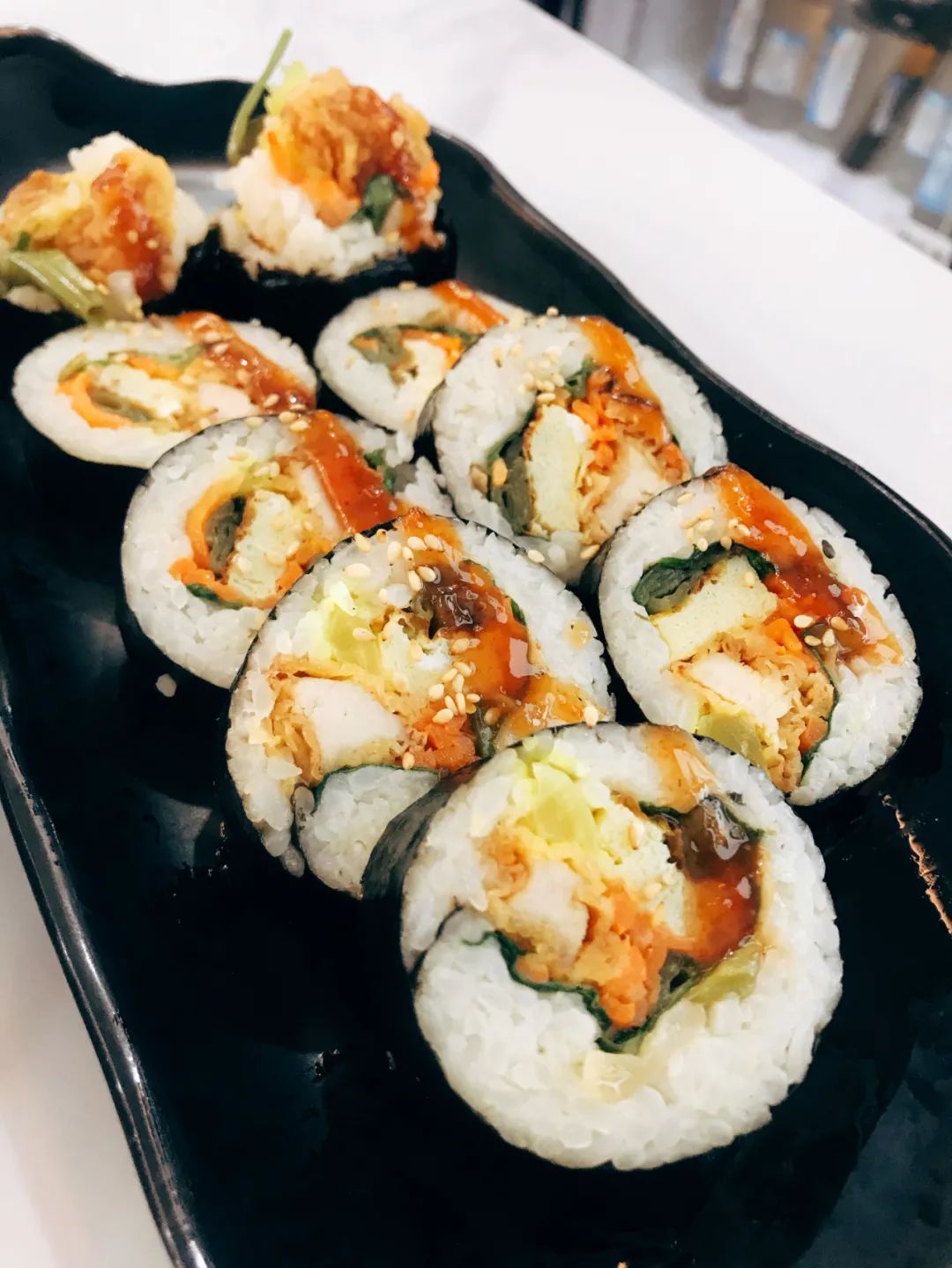 紫菜包饭特地加了厚切炸鸡,q弹的鸡蛋,配上清爽的黄瓜和胡萝卜,炸鸡柳