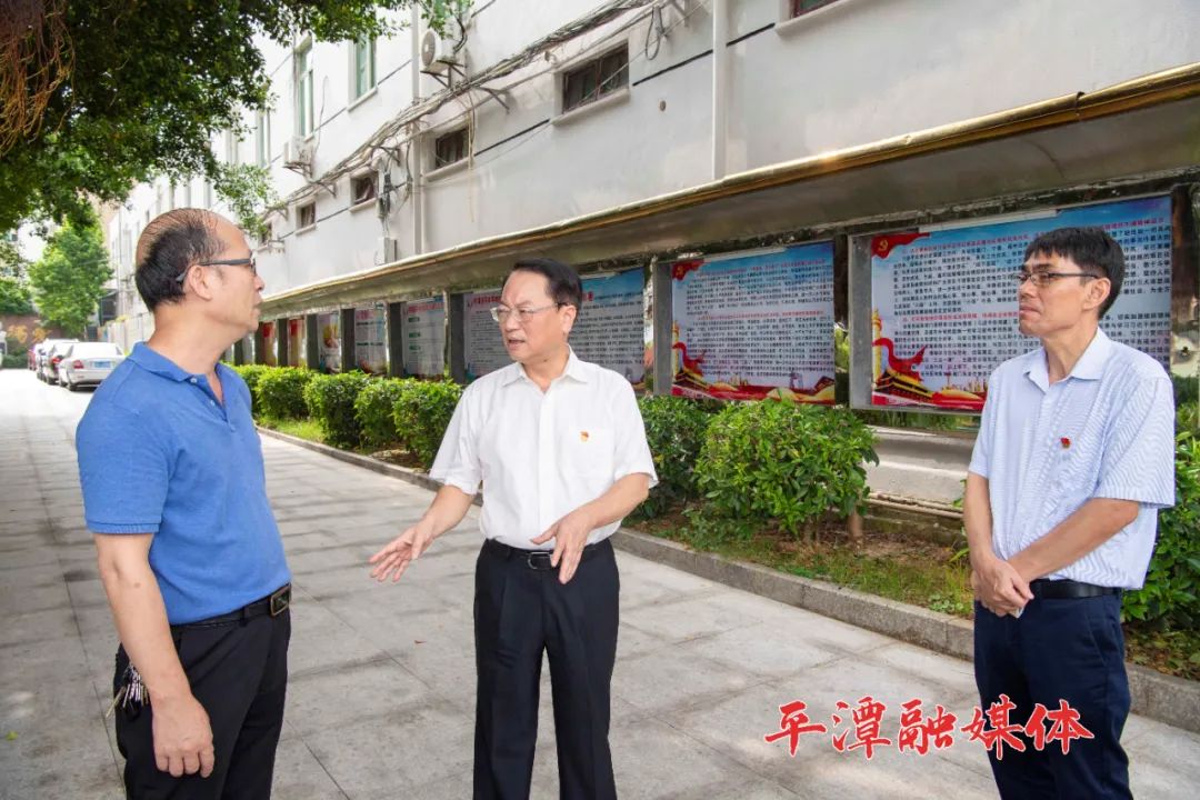 陈善光慰问城关中学教职员工代表在城关中学,陈善光看望慰问了教职