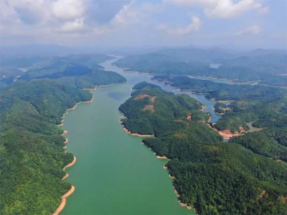 连接广东的龙湖大桥鸟瞰龙湖又名棉花滩水库,位于永定区,是以发电