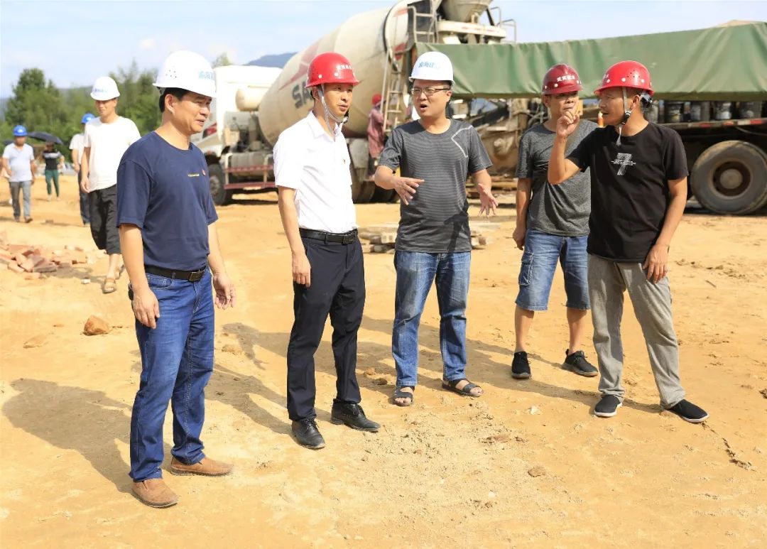 上午8点半,武夷山市委常委,市纪委书记,市监委主任叶强一边察看施工