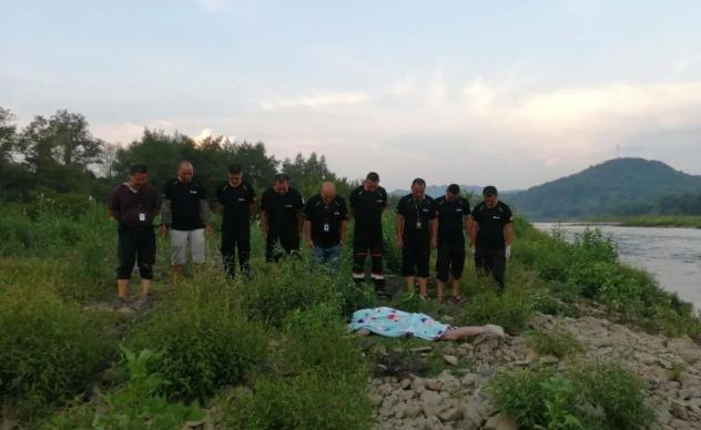 赣州市信丰县铁石口镇极富老桥附近水域有两名儿童发生溺水,救援人员