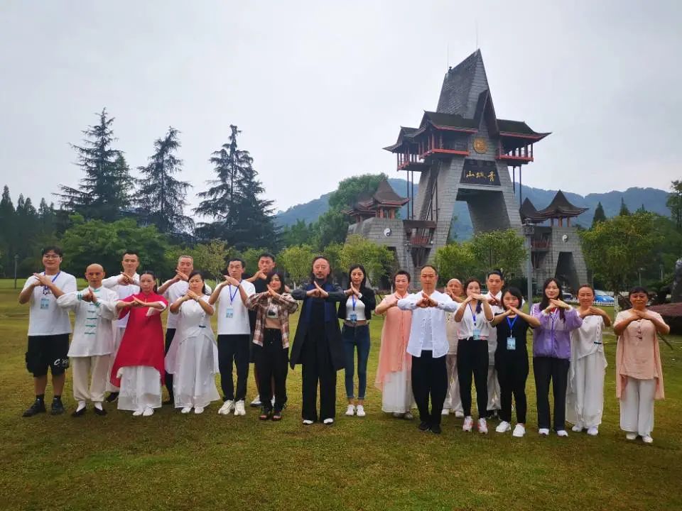@重庆及全国各地的朋友，“天府旅游名县”——都江堰向你发来一封邀请信！