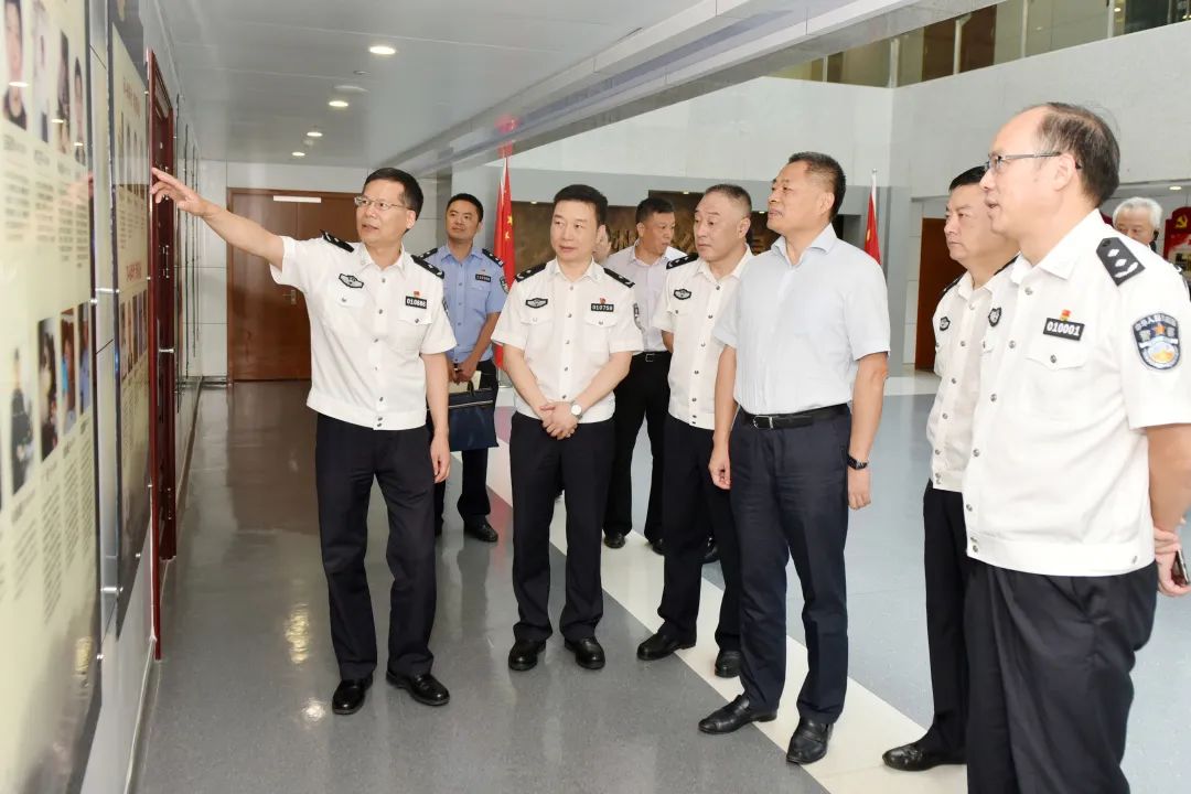 政法委常务副书记陈健,市委副秘书长唐志祥,市委政法委副书记楼正权