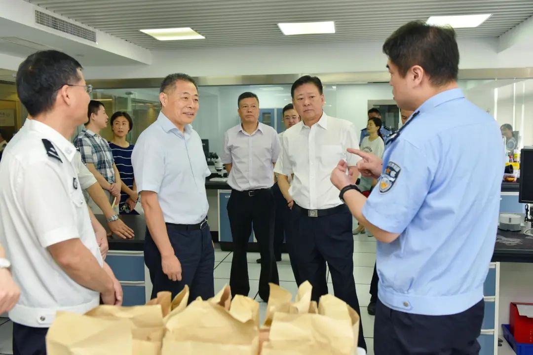 政法委常务副书记陈健,市委副秘书长唐志祥,市委政法委副书记楼正权