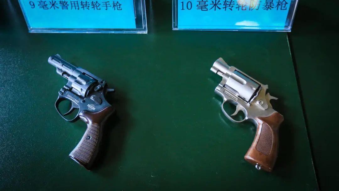 9毫米警用转轮手枪,10毫米转轮防暴枪警用无人机一样的青春不一样的