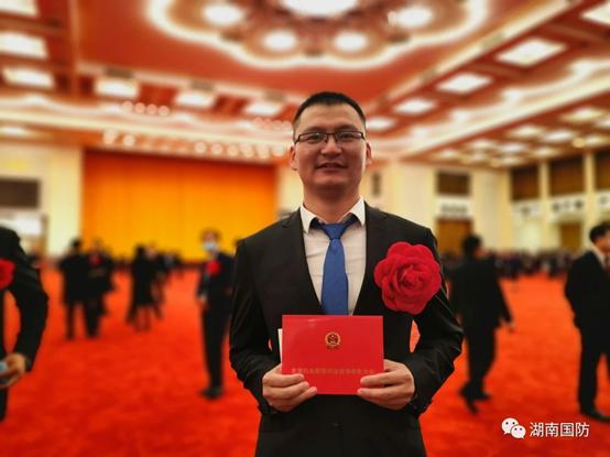 广东胡泰洪,54岁,曾当过九年军医,参与过1998年抗洪救治工作.