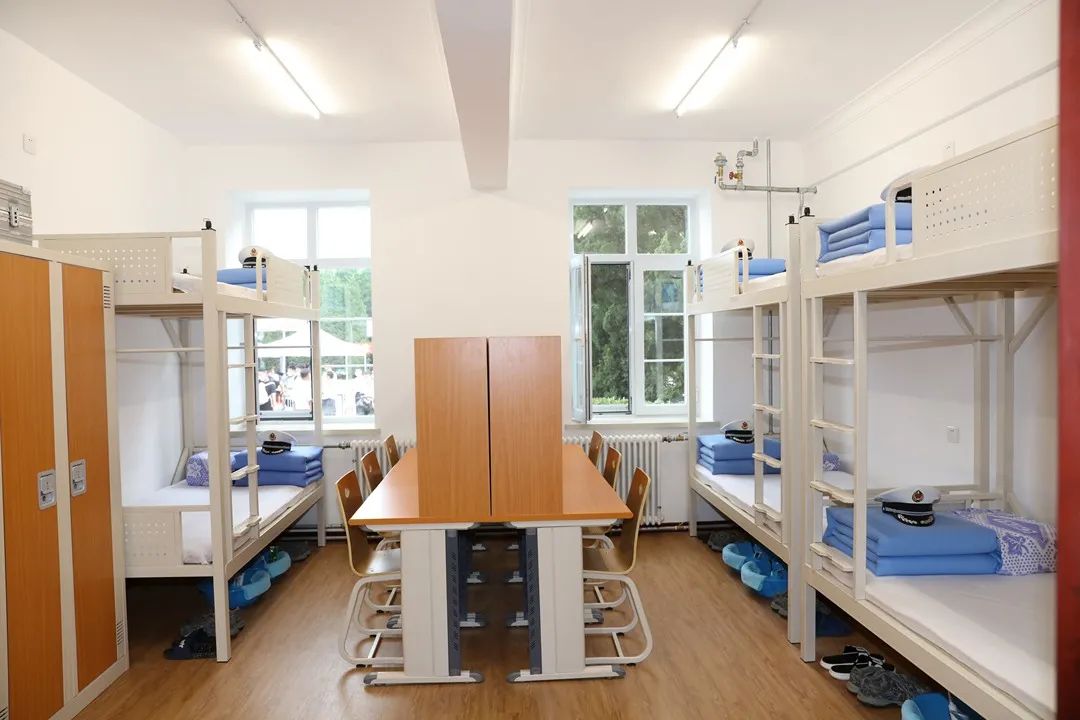 未来"……校园内温馨的标语宣告,大连海事大学2020级新生正一路走来