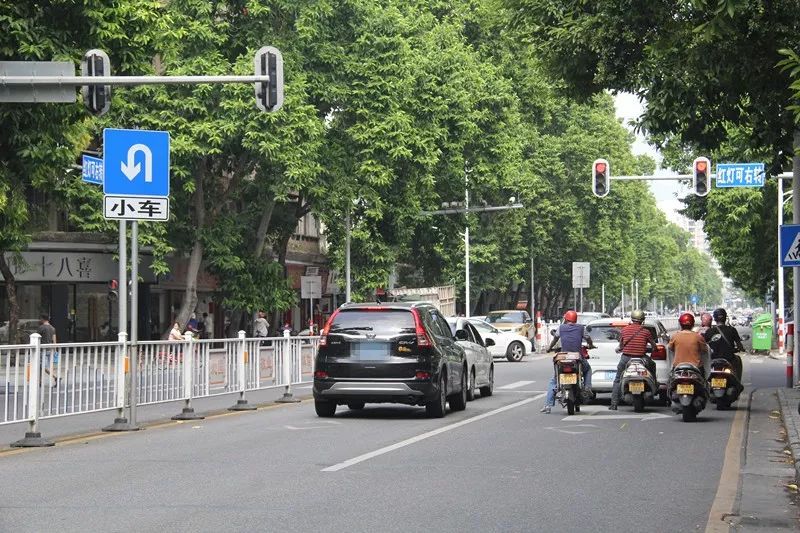 這個掉頭受交通燈影響且為雙實線,車輛需要等待綠燈才能掉頭.