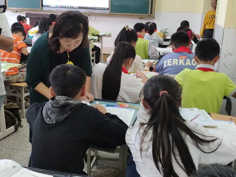 的真实写照,就如同即将离开讲讲台的陈书菊老师一样,眼里早就满含泪水