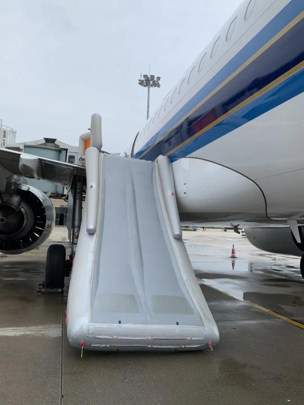 机场一旅客突然打开应急舱门,原因哭笑不得……后果很严重!