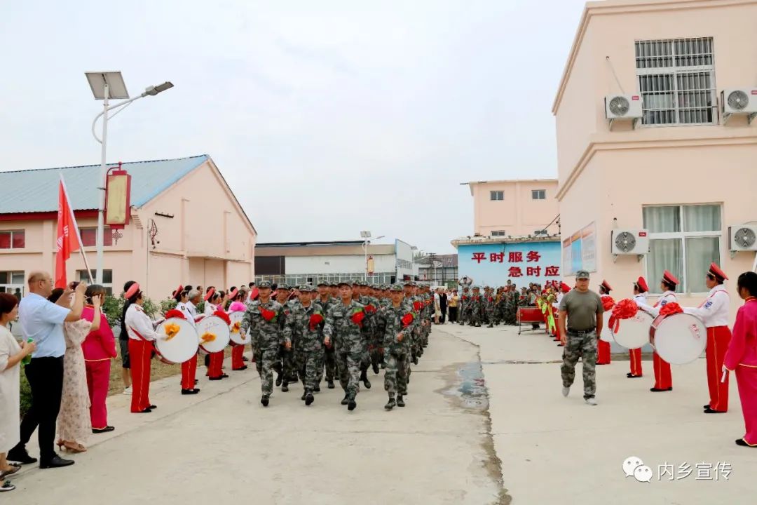 入伍啦内乡210名新兵奔赴军营