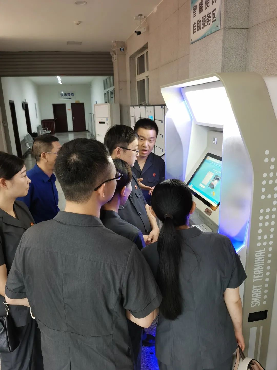 审判庭,执行指挥中心,文化长廊,荣誉室等,听取了各法院关于诉讼服务