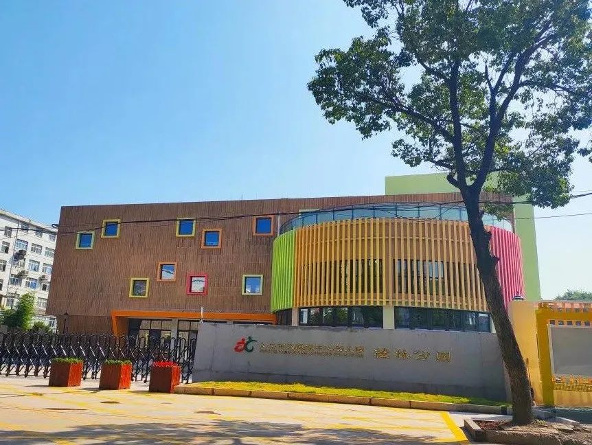 全部以省二级园以上的标准设计建造,改变了义乌山区没有公办幼儿园的