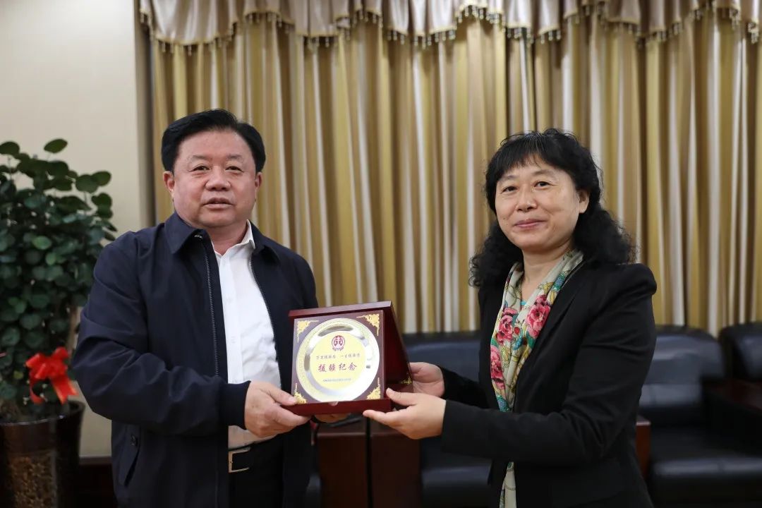 仪式上,马国伟同志分别向最高人民法院第九批援疆干部逄锦温,胡方,陈