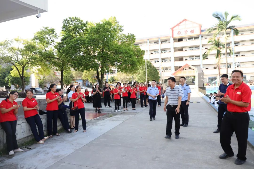 桐木镇领导到桐木中学开展教师节慰问活动