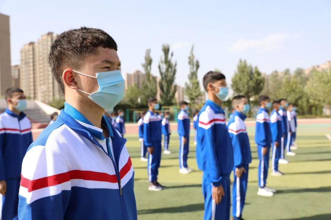 近日,记者来到喀什市深喀第一高级中学,该校已经开始正常上课,记者