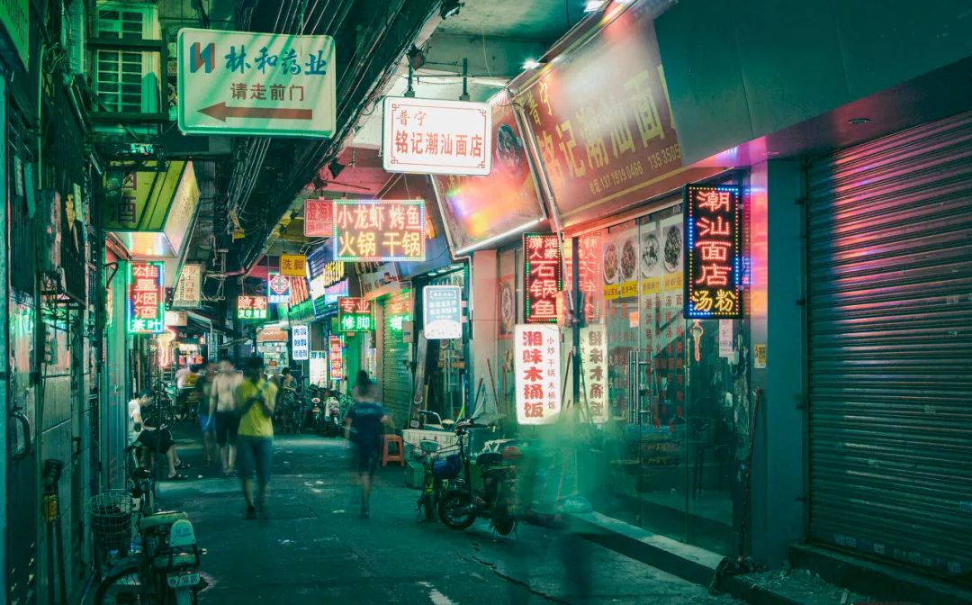 发廊不是暴利行业,因此它们更多开在人来人往的城中村,能开在cbd的