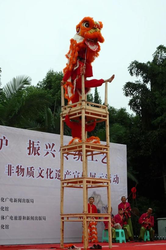 传统的舞狮包括地面舞狮,高台舞狮的各式内容,而童寺的"高桌狮灯"是以