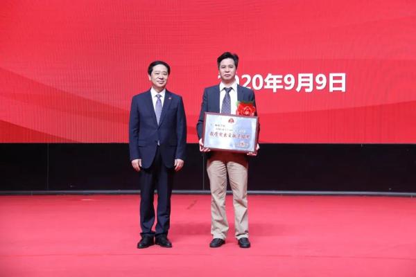 大学党委书记宫福清为我院副院长高兴华颁奖