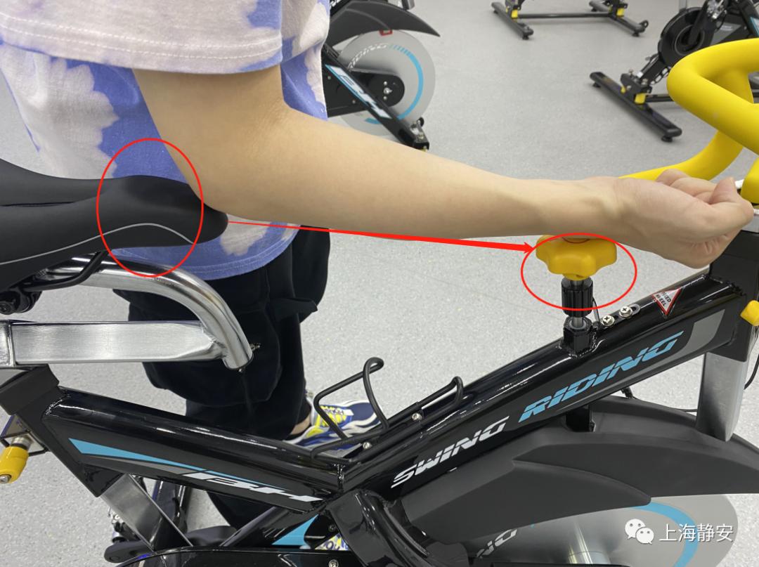 注意距离为一个小臂长度调节座位.