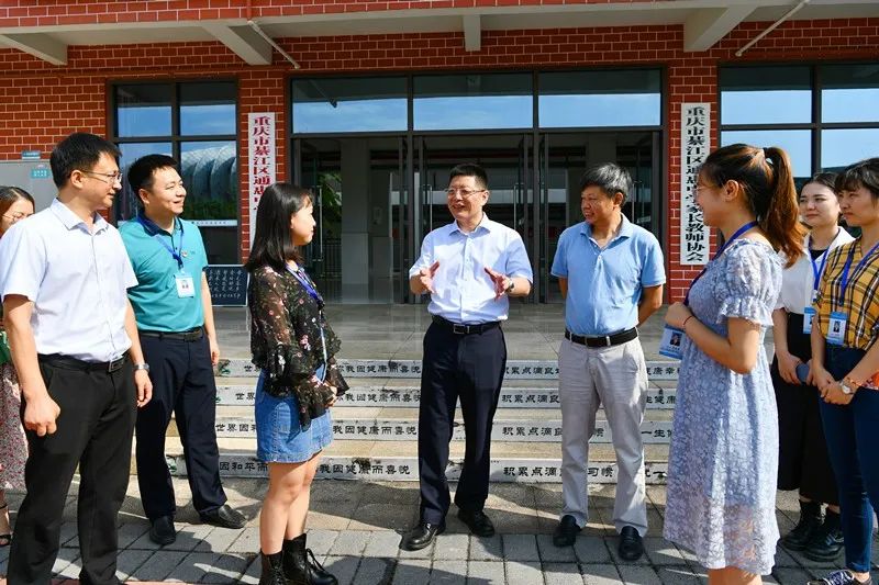 在綦江中学,袁勤华看望了校长刘玉才.