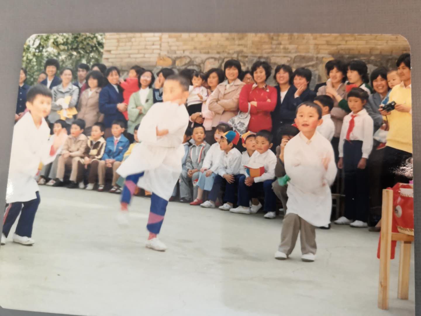 “我们厂”幼儿园毕业演节目 右边是笔者,左边是孩子的父母来自上海,中间孩子的父母来自贵州。 笔者的父母是山东人(1988年夏)