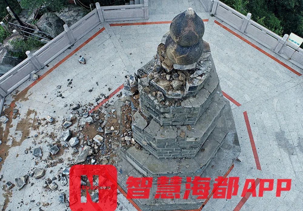 遭雷击泉州凌霄塔塌了一角
