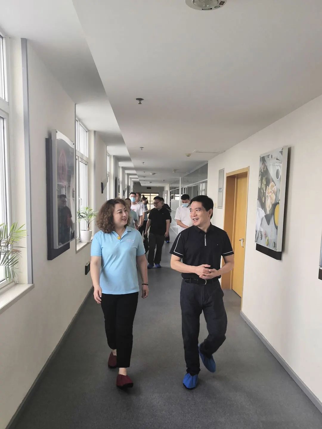 天桥法院党组成员副院长王贵东到企业召开万警进万企