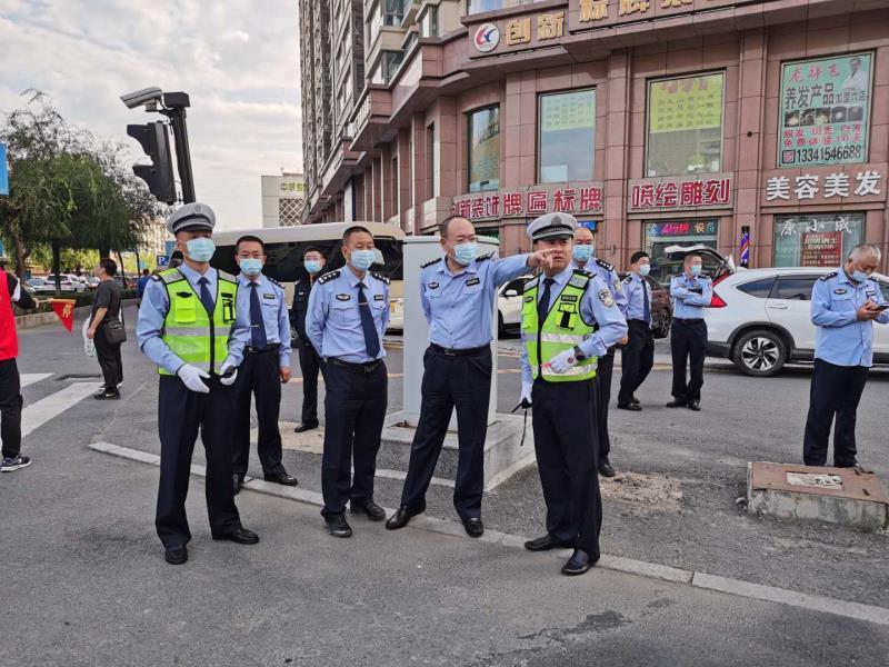 市公安交管支队支队长孙洪彬带队对我市街路路口交通秩序检查督导