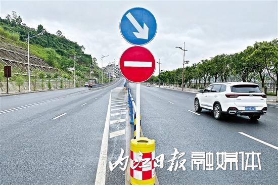 東站轉盤方向,偶爾有車輛不熟悉路況駛入新建沱江大橋左轉匝道橋逆行