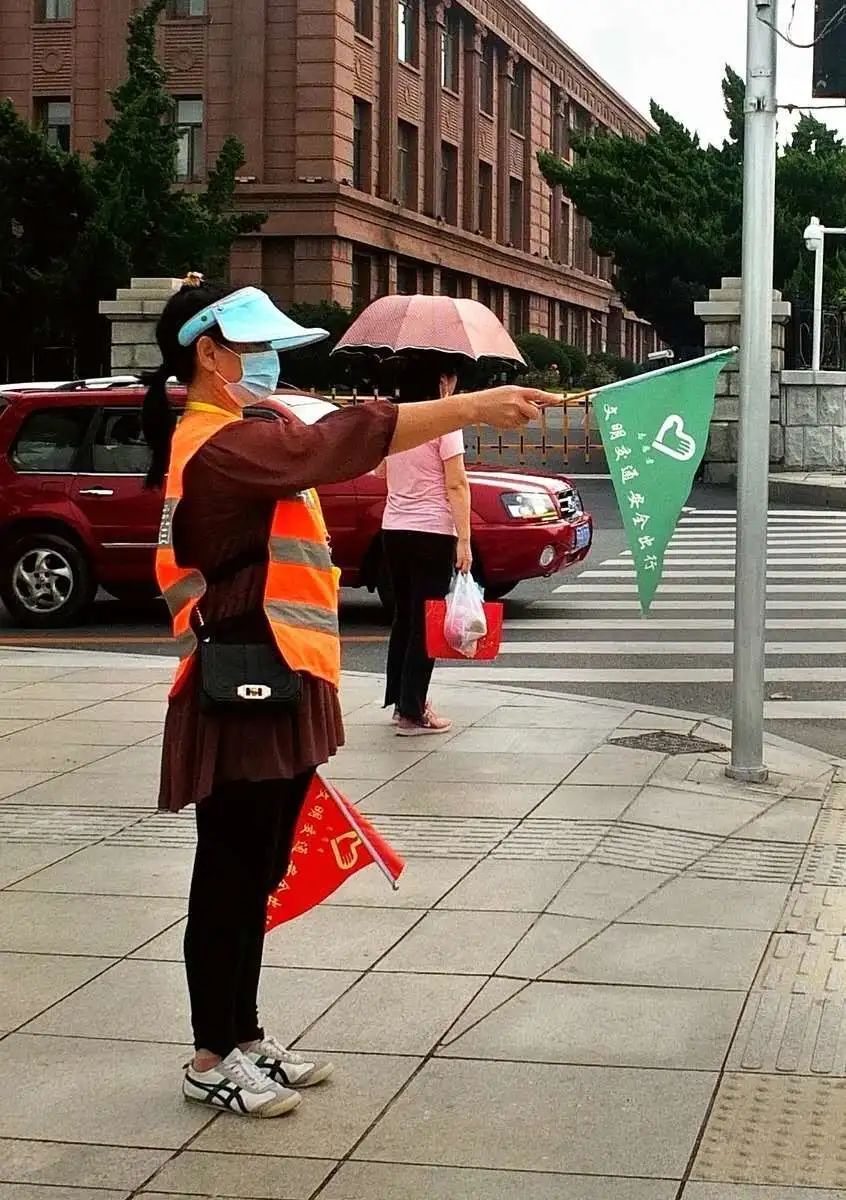 小红旗小绿旗路口见