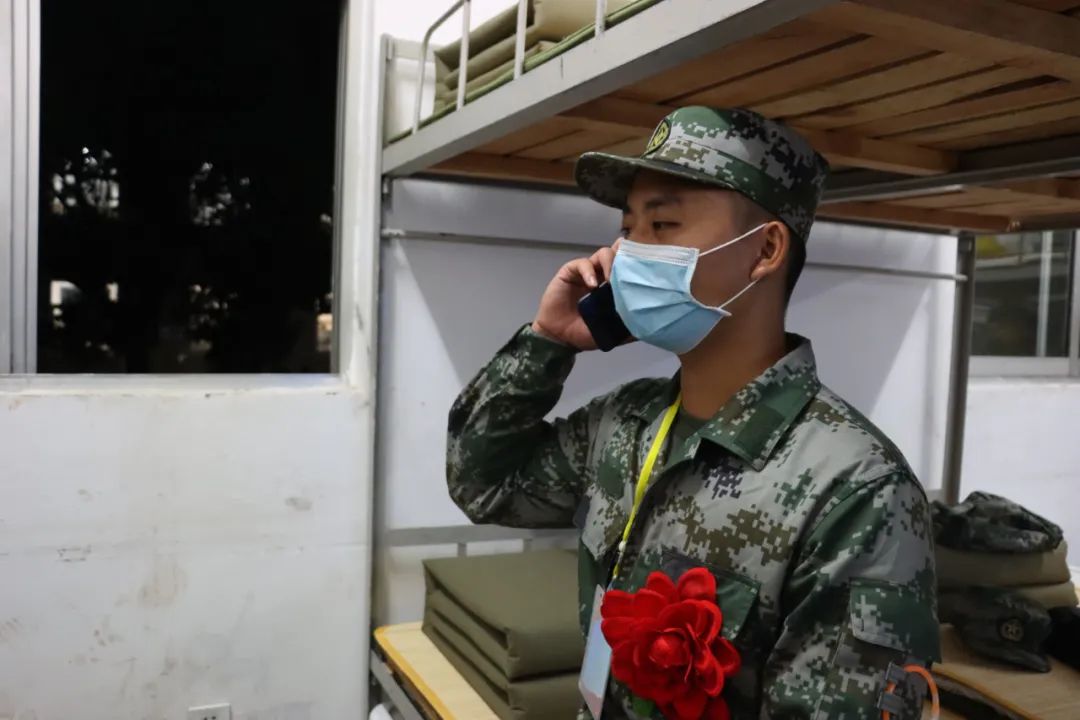 给父母打通电话,报平安"爸妈,我到部队了.
