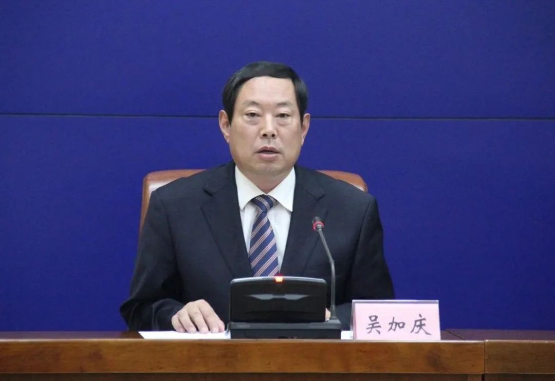 钢城区副区长吴加庆吴加庆:感谢这位记者的提问.