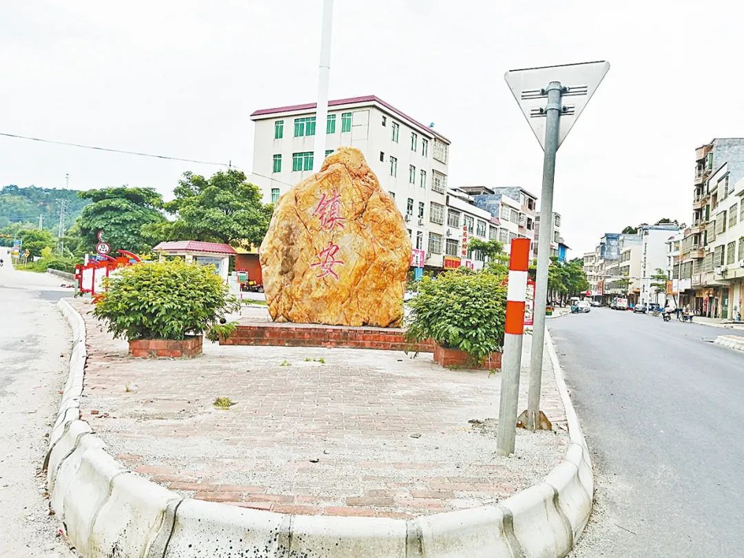 围绕这五个方面的内容,南盛镇着力解决"脏乱差"问题,成立全市首个镇级