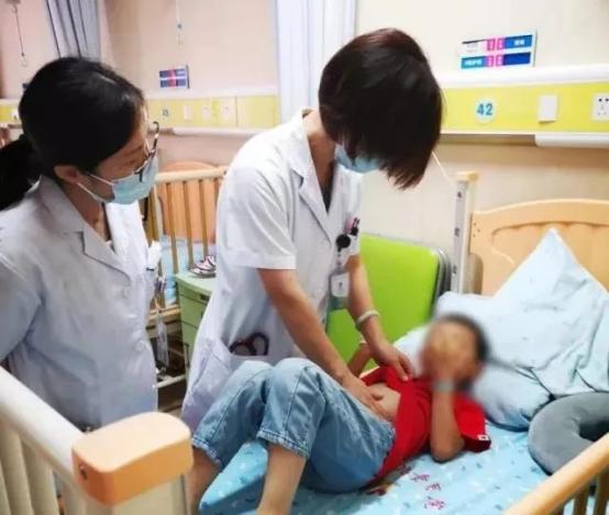 5岁小男孩反复肚子痛,竟是寄生虫感染,一查原因,是因为吃了这个东西!